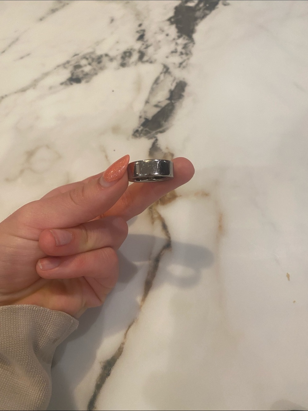 Oura Ring 4 with charger size 8 polished silver - Picture 3 of 6